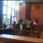 Sengketa penyitaan aset bernilai miliaran rupiah mencuat di Kota Padang. Kuasa hukum Hj Merry Nasrun, Dr. Suharizal, menyatakan akan melaporkan Kejaksaan Negeri (Kejari) Padang ke Mahkamah Agung atas dugaan pelanggaran prosedur hukum.