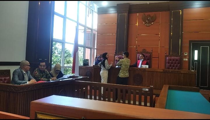 Sengketa penyitaan aset bernilai miliaran rupiah mencuat di Kota Padang. Kuasa hukum Hj Merry Nasrun, Dr. Suharizal, menyatakan akan melaporkan Kejaksaan Negeri (Kejari) Padang ke Mahkamah Agung atas dugaan pelanggaran prosedur hukum.