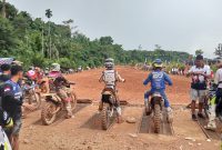 Ratusan pembalap dari berbagai daerah mengikuti Kejuaraan Grasstrack Motocross Championship VII tahun 2026, di Sirkuit Peridon Siap Maju, Kabupaten Pasaman Barat, Sumatera Barat, Sabtu (28/3/2026).