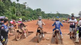 Ratusan pembalap dari berbagai daerah mengikuti Kejuaraan Grasstrack Motocross Championship VII tahun 2026, di Sirkuit Peridon Siap Maju, Kabupaten Pasaman Barat, Sumatera Barat, Sabtu (28/3/2026).
