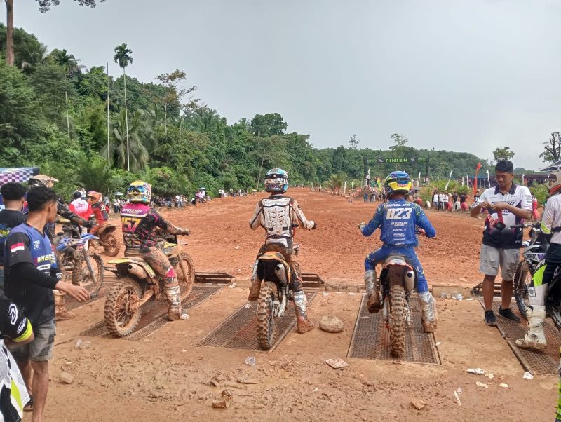 Ratusan pembalap dari berbagai daerah mengikuti Kejuaraan Grasstrack Motocross Championship VII tahun 2026, di Sirkuit Peridon Siap Maju, Kabupaten Pasaman Barat, Sumatera Barat, Sabtu (28/3/2026).