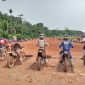 Ratusan pembalap dari berbagai daerah mengikuti Kejuaraan Grasstrack Motocross Championship VII tahun 2026, di Sirkuit Peridon Siap Maju, Kabupaten Pasaman Barat, Sumatera Barat, Sabtu (28/3/2026).