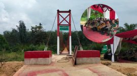 Jembatan gantung Lubuk Botung yang membentang di atas Batang Siek, Nagari Ampang Kuranji, Kabupaten Dharmasraya, resmi digunakan masyarakat setelah diresmikan oleh Dandim 0310/SSD, Joko Stradona, Selasa (10/3/2026).