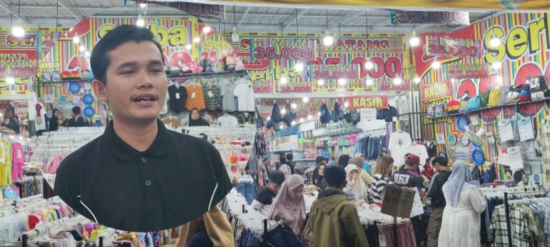 Toko Jaya Serba Murah Serba 35.000, yang terletak di Jalur 32 Simpang Empat, Pasaman Barat, diserbu warga dari berbagai penjuru.