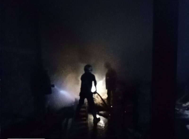 Sebuah ruko yang dijadikan gudang milik Toko Grosir Siddiq terbakar pada Sabtu (7/3/2026) sekitar pukul 18.39 WIB.