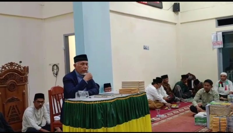 Gubernur Sumatera Barat, Mahyeldi Ansharullah, melaksanakan kegiatan Safari Ramadan di Masjid Syekh Muhammad Daud, Kampung Pinang Mudik Simpang, Kecamatan Simpati, Kabupaten Pasaman, Senin (9/3/2026).