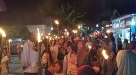 Warga Nagari Lubuak Landua Aua Kuniang, Kecamatan Pasaman, Kabupaten Pasaman Barat, gelar pawai obor dan takbiran, Rabu malam (18/3/2026).