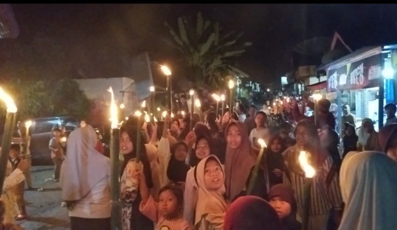 Warga Nagari Lubuak Landua Aua Kuniang, Kecamatan Pasaman, Kabupaten Pasaman Barat, gelar pawai obor dan takbiran, Rabu malam (18/3/2026).