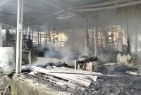 Kebakaran hebat melanda kawasan Batang Haluan, Nagari Lingkuang Aua, Kecamatan Pasaman, Kamis pagi (19/3/2026), yang menghanguskan empat petak bangunan semi permanen milik warga.