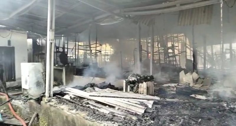 Kebakaran hebat melanda kawasan Batang Haluan, Nagari Lingkuang Aua, Kecamatan Pasaman, Kamis pagi (19/3/2026), yang menghanguskan empat petak bangunan semi permanen milik warga.