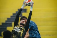 Aksi kiper Semen Padang Arthur Augusto saat menjalani latihan bersama skuat Semen Padang FC.