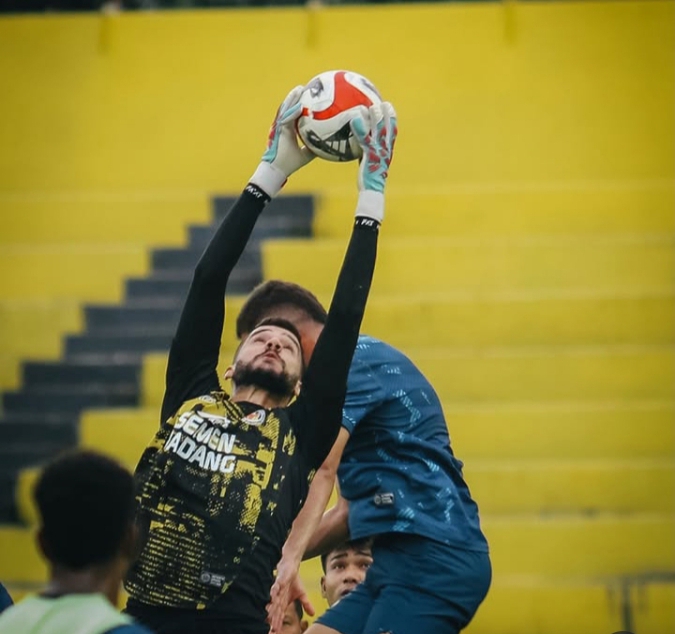 Aksi kiper Semen Padang Arthur Augusto saat menjalani latihan bersama skuat Semen Padang FC.