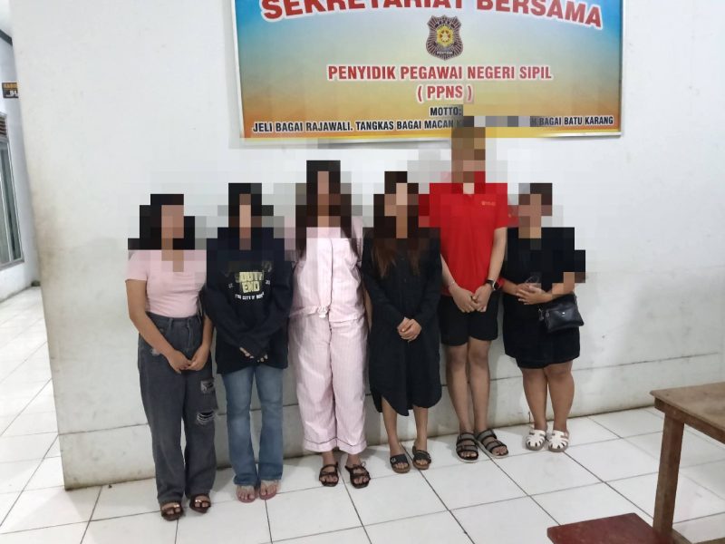 Aparat gabungan dari Satpol PP dan Damkar Kabupaten Pasaman Barat bersama Polsek Pasaman dan TNI menggelar patroli besar-besaran pada Kamis dini hari (16/4/2026) di Jorong Jambak Selatan, Nagari Jambak Selatan, Kecamatan Luhak Nan Duo. 6 Orang diamankan di salahsatu cafe karaoke.