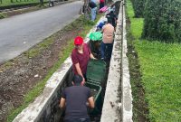 Pemerintah Kabupaten Pasaman Barat (Pasbar) menggelar aksi gotong royong massal di berbagai titik wilayah, Jumat (24/4/2026).