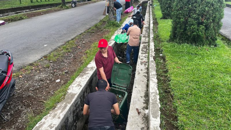 Pemerintah Kabupaten Pasaman Barat (Pasbar) menggelar aksi gotong royong massal di berbagai titik wilayah, Jumat (24/4/2026).