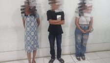 Satuan Polisi Pamong Praja (Satpol PP) dan Pemadam Kebakaran Kabupaten Pasaman Barat melakukan patroli serta penertiban terhadap kafe karaoke yang masih beroperasi pada dini hari, Minggu (26/4/2026). Pengunjung dan pemilik kafe diamankan.