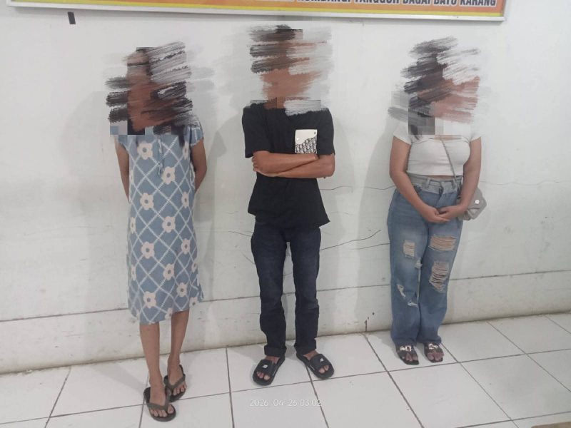 Satuan Polisi Pamong Praja (Satpol PP) dan Pemadam Kebakaran Kabupaten Pasaman Barat melakukan patroli serta penertiban terhadap kafe karaoke yang masih beroperasi pada dini hari, Minggu (26/4/2026). Pengunjung dan pemilik kafe diamankan.