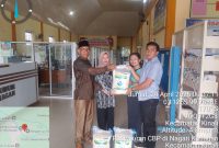 Pemerintah Kabupaten Pasaman Barat melalui Dinas Ketahanan Pangan menyalurkan bantuan pangan berupa beras kepada warga terdampak bencana.