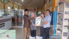 Pemerintah Kabupaten Pasaman Barat melalui Dinas Ketahanan Pangan menyalurkan bantuan pangan berupa beras kepada warga terdampak bencana.