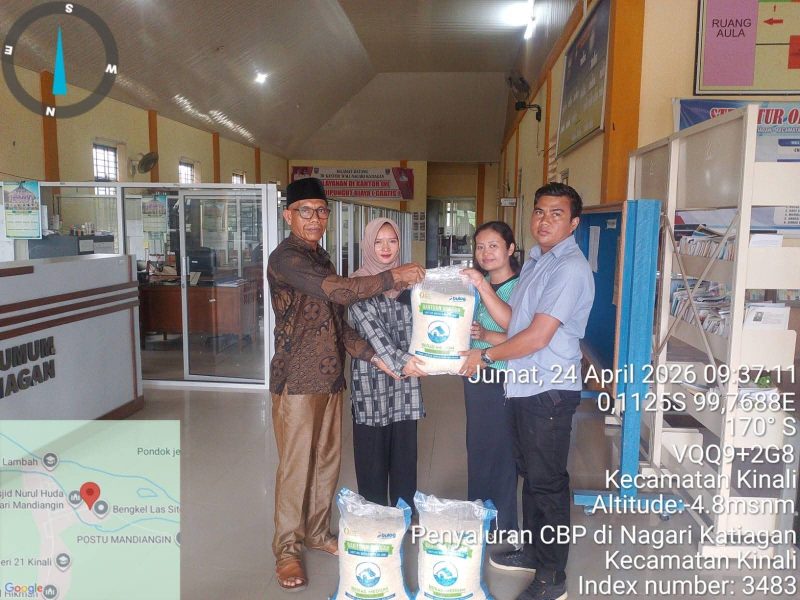Pemerintah Kabupaten Pasaman Barat melalui Dinas Ketahanan Pangan menyalurkan bantuan pangan berupa beras kepada warga terdampak bencana.