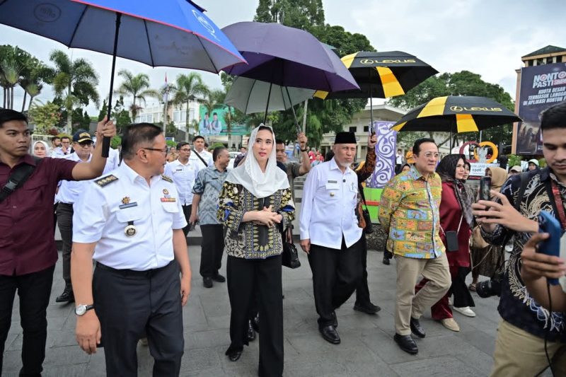 Gubernur Sumatera Barat, Mahyeldi Ansharullah, menegaskan posisi penting Kota Bukittinggi dalam sejarah bangsa saat mendampingi kunjungan kerja Menteri Pariwisata RI, Widiyanti Putri Wardhana, di Bukittinggi, Rabu (29/4/2026).