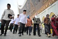 Gubernur Sumatera Barat (Sumbar), Mahyeldi Ansharullah mendampingi kunjungan kerja Menteri Pariwisata Republik Indonesia, Widiyanti Putri Wardhana, saat meninjau Masjid Raya Syekh Ahmad Khatib Al-Minangkabawi, Rabu (29/4/2026).