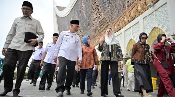 Gubernur Sumatera Barat (Sumbar), Mahyeldi Ansharullah mendampingi kunjungan kerja Menteri Pariwisata Republik Indonesia, Widiyanti Putri Wardhana, saat meninjau Masjid Raya Syekh Ahmad Khatib Al-Minangkabawi, Rabu (29/4/2026).