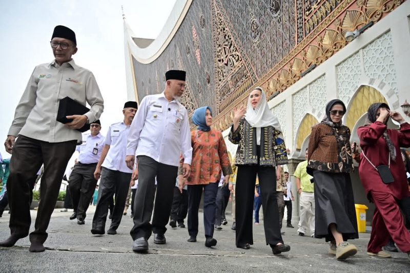 Gubernur Sumatera Barat (Sumbar), Mahyeldi Ansharullah mendampingi kunjungan kerja Menteri Pariwisata Republik Indonesia, Widiyanti Putri Wardhana, saat meninjau Masjid Raya Syekh Ahmad Khatib Al-Minangkabawi, Rabu (29/4/2026).