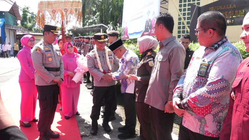 Kedatangan Kapolda Sumatera Barat Irjen Pol. Gatot Tri Suryanta di Markas Komando (Mako) Polres Pasaman Barat, Kamis (30/4/2026), disambut meriah oleh Bupati Pasaman Barat Yulianto bersama Kapolres Pasaman Barat AKBP Agung Tribawanto serta jajaran Forkopimda setempat.