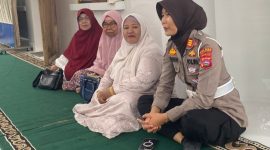 Personel Satuan Lalu Lintas (Satlantas) Polres Pasaman Barat, Sumatera Barat (Sumbar), menghadiri acara halalbihalal bersama para tokoh agama dan masyarakat di Masjid Al-Mukminin Pasaman Baru, Kecamatan Pasaman, Kamis (2/4/2026).