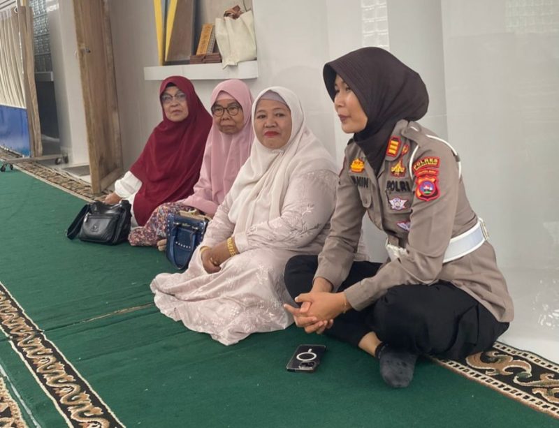 Personel Satuan Lalu Lintas (Satlantas) Polres Pasaman Barat, Sumatera Barat (Sumbar), menghadiri acara halalbihalal bersama para tokoh agama dan masyarakat di Masjid Al-Mukminin Pasaman Baru, Kecamatan Pasaman, Kamis (2/4/2026).