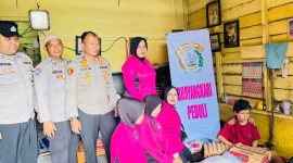 Polsek Sungai Beremas, Resor Pasaman Barat, menyambangi pasangan suami istri (pasutri) yang menderita sakit menahun, Minggu (5/4/2026).