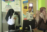 Kantor Imigrasi Kelas I Non-TPI Agam bekerja sama dengan pemerintah daerah setempat menghadirkan layanan pengurusan paspor yang kini dipusatkan di DPMPTSP Pasaman Barat. Pada hari pertama pelaksanaan, Kamis (9/4/2026).