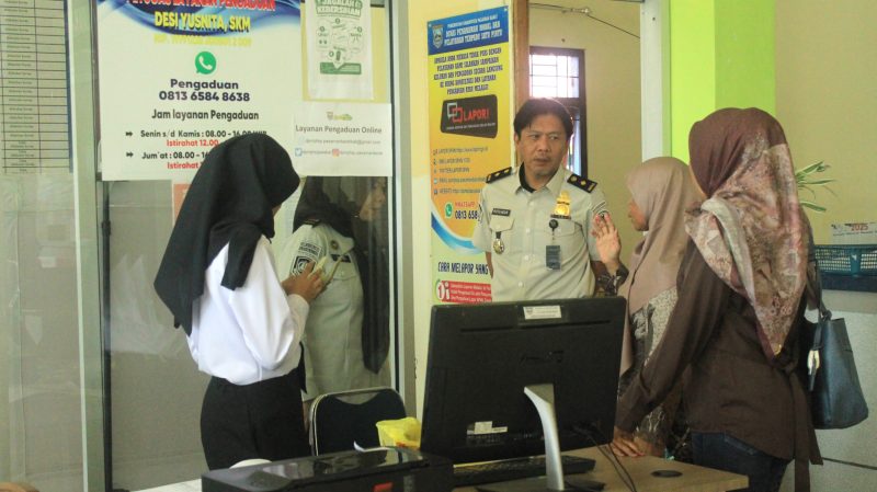 Kantor Imigrasi Kelas I Non-TPI Agam bekerja sama dengan pemerintah daerah setempat menghadirkan layanan pengurusan paspor yang kini dipusatkan di DPMPTSP Pasaman Barat. Pada hari pertama pelaksanaan, Kamis (9/4/2026).