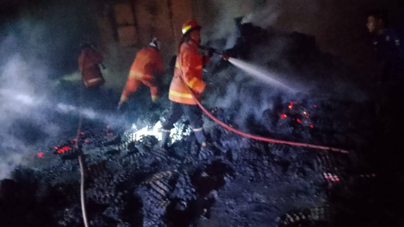 Sebuah gudang percetakan rak telur ayam (egg tray) di Padang Bintungan Nagari Bandua Balai, Kecamatan Kinali, Kabupaten Pasaman Barat, Sumatera Barat (Sumbar), hangus terbakar pada Sabtu (12/4/2026) sekitar pukul 23.50 WIB.