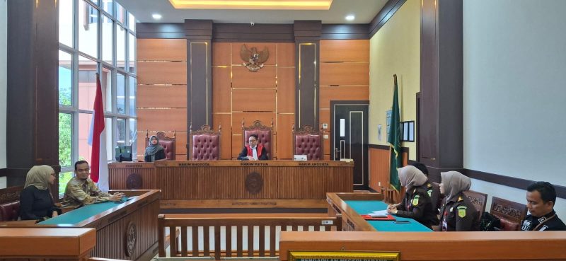 Pengadilan Negeri Padang kembali menolak permohonan praperadilan yang diajukan oleh Hj. Merry Nasrun terkait penyitaan aset oleh Kejaksaan Negeri Padang.