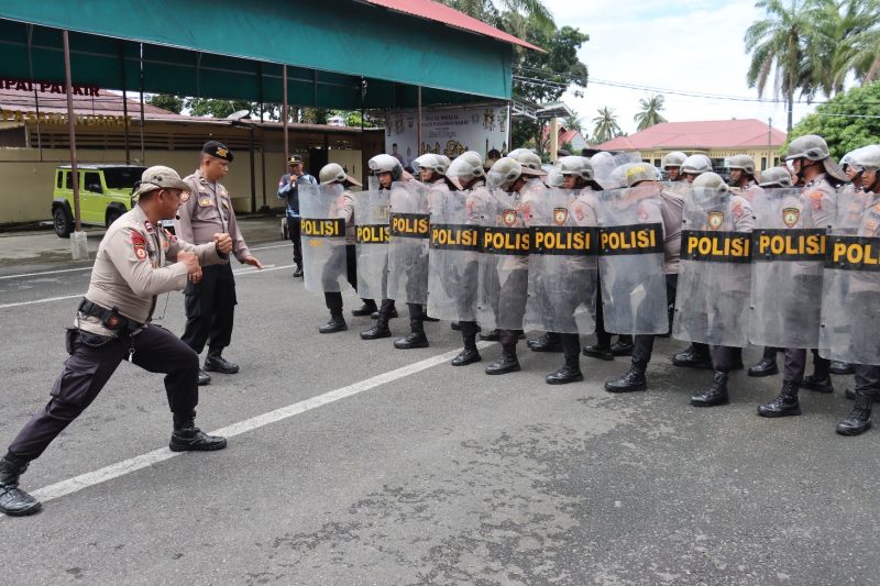 Polres Pasaman Barat menggelar latihan pengendalian massa (Dalmas) di halaman Mapolres setempat, Rabu (15/4/2026).