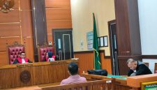 Jaksa Penuntut Umum (JPU) Kejaksaan Negeri Kepulauan Mentawai menuntut mantan Direktur Utama Perumda Kemakmuran Mentawai, Kamser Maroloan Sitanggang, dengan hukuman tujuh tahun penjara dan denda Rp500 juta dalam kasus dugaan korupsi.