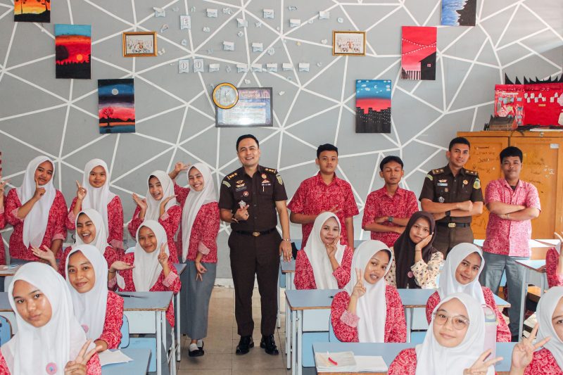 Kejaksaan Tinggi Sumatera Barat kembali menunjukkan komitmennya dalam memperkuat pendidikan karakter dan kesadaran hukum di kalangan pelajar melalui program “Jaksa Mengajar”, Rabu (15/4/2026).