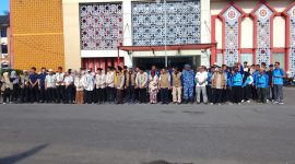 Asrama Haji Padang menggelar apel kesiapan petugas haji embarkasi di lapangan parkir Gedung Jabal Uhud, Rabu (22/4/2026).