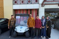 UPT Asrama Haji Padang menerima bantuan satu unit mobil buggy car yang akan digunakan untuk mendukung mobilitas calon jemaah haji, khususnya bagi jemaah lanjut usia saat memasuki area embarkasi.