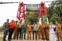 Komandan Kodim (Dandim) 0304/Agam, Letkol Inf Slamet Dwi Santoso, S.I.P., Bersama Bupati Agam Ir.H. Benni Warlis meresmikan Jembatan Gantung Perintis Garuda yang berlokasi di Jorong Sini Air, Nagari Malalak Selatan, Kecamatan Malalak, Kabupaten Agam, Selasa (21/4/2026).