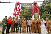 Komandan Kodim (Dandim) 0304/Agam, Letkol Inf Slamet Dwi Santoso, S.I.P., Bersama Bupati Agam Ir.H. Benni Warlis meresmikan Jembatan Gantung Perintis Garuda yang berlokasi di Jorong Sini Air, Nagari Malalak Selatan, Kecamatan Malalak, Kabupaten Agam, Selasa (21/4/2026).