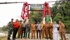 Komandan Kodim (Dandim) 0304/Agam, Letkol Inf Slamet Dwi Santoso, S.I.P., Bersama Bupati Agam Ir.H. Benni Warlis meresmikan Jembatan Gantung Perintis Garuda yang berlokasi di Jorong Sini Air, Nagari Malalak Selatan, Kecamatan Malalak, Kabupaten Agam, Selasa (21/4/2026).