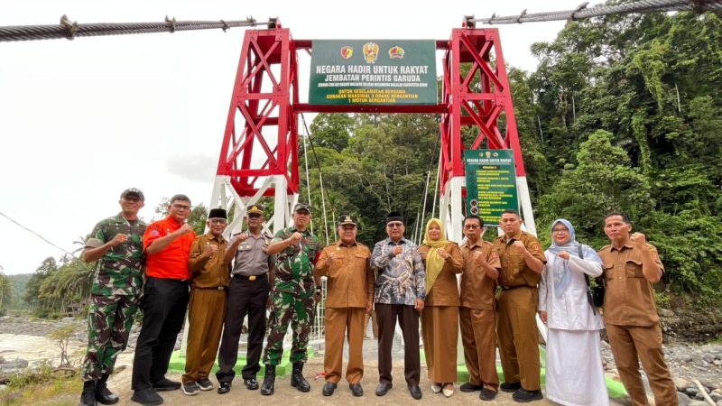 Komandan Kodim (Dandim) 0304/Agam, Letkol Inf Slamet Dwi Santoso, S.I.P., Bersama Bupati Agam Ir.H. Benni Warlis meresmikan Jembatan Gantung Perintis Garuda yang berlokasi di Jorong Sini Air, Nagari Malalak Selatan, Kecamatan Malalak, Kabupaten Agam, Selasa (21/4/2026).