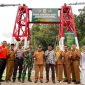 Komandan Kodim (Dandim) 0304/Agam, Letkol Inf Slamet Dwi Santoso, S.I.P., Bersama Bupati Agam Ir.H. Benni Warlis meresmikan Jembatan Gantung Perintis Garuda yang berlokasi di Jorong Sini Air, Nagari Malalak Selatan, Kecamatan Malalak, Kabupaten Agam, Selasa (21/4/2026).