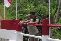 Bupati Pasaman Barat Yulianto bersama Komandan Kodim 0305 Pasaman Letkol Inf Darmawan Hendra Wijaya turun langsung meninjau lokasi pembabgunan jembatan aramco pada Kamis (23/4/2026).