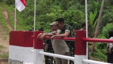 Bupati Pasaman Barat Yulianto bersama Komandan Kodim 0305 Pasaman Letkol Inf Darmawan Hendra Wijaya turun langsung meninjau lokasi pembabgunan jembatan aramco pada Kamis (23/4/2026).