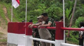 Bupati Pasaman Barat Yulianto bersama Komandan Kodim 0305 Pasaman Letkol Inf Darmawan Hendra Wijaya turun langsung meninjau lokasi pembabgunan jembatan aramco pada Kamis (23/4/2026).