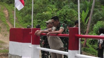 Bupati Pasaman Barat Yulianto bersama Komandan Kodim 0305 Pasaman Letkol Inf Darmawan Hendra Wijaya turun langsung meninjau lokasi pembabgunan jembatan aramco pada Kamis (23/4/2026).